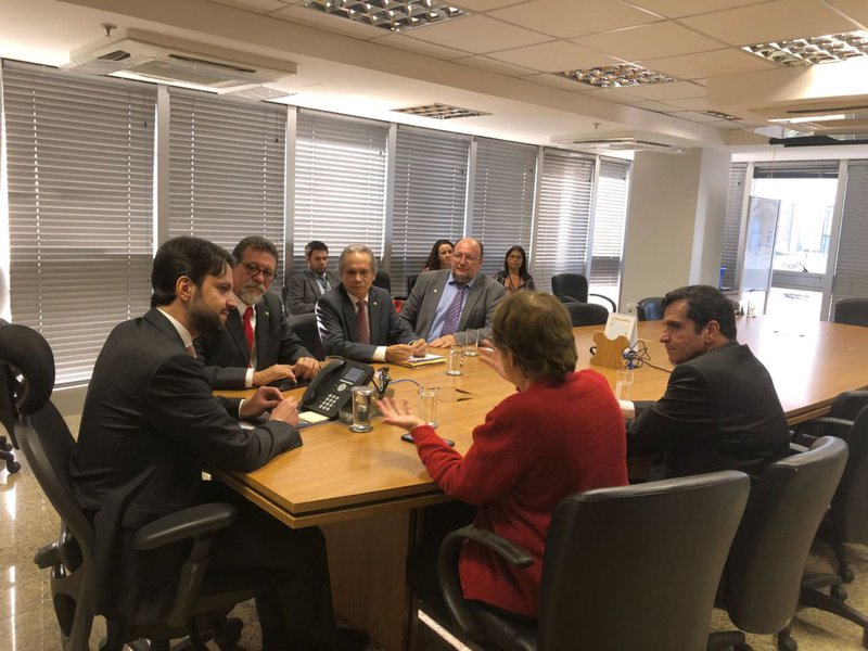 Deputado Afonso Florence (PT-BA) solicitou a realização de uma reunião específica com os membros da Comissão de Desenvolvimento Urbano (CDU) da Câmara e representantes de movimentos sociais de luta pela reforma urbana; o parlamentar também criticou a proposta de MP do governo Michel Temer, posta em consulta, que abre para privatização o setor de saneamento