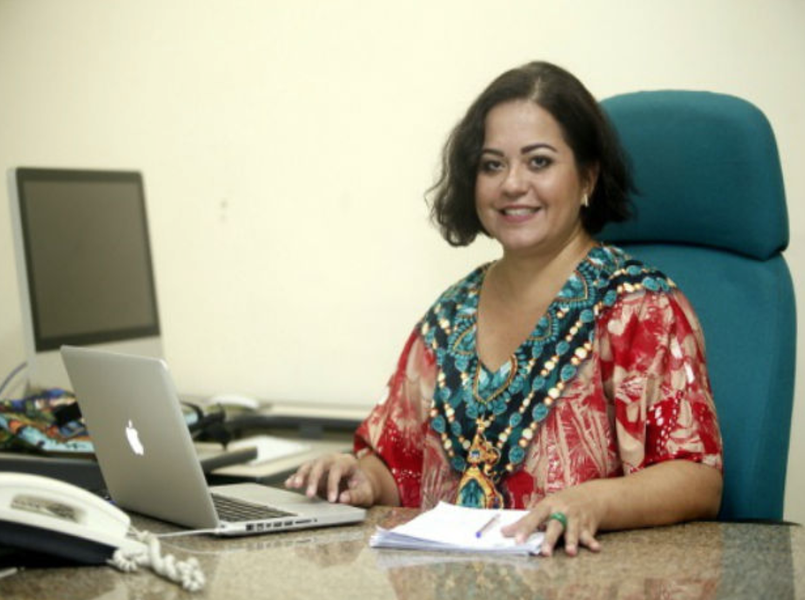 A professora Nágyla Maria Galdino Drumond assume nesta segunda-feira (23) o cargo de Secretaria da Ciência, Tecnologia e Educação Superior do Ceará. Ela entra no lugar de Inácio Arruda, que deixou o cargo para se candidatar nas eleições de outubro. Nágyla é a primeira mulher a ocupar esse cargo