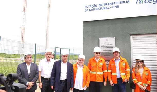 O prefeito Roberto Cláudio (PDT) e o governador Camilo (PT) Santana inauguraram, nesta segunda-feira (16), a primeira rede de distribuição de Gás Natural Renovável Fortaleza (GNR Fortaleza), no aterro sanitário de Caucaia. Atualmente, a unidade produz cerca de 84 mil m³ de biometano todos os dias e, se chegar ao topo da produção, serão cerca de 150 mil m³, levando o Ceará a ser a segunda maior unidade de produtora de gás renovável do Brasil. “A ação é inovadora e transforma o Ceará em referência na área para todo o País”, destacou Camilo