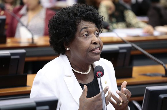 Na véspera deste 1º de maio, Dia do Trabalhador, a deputada Benedita da Silva (PT-RS) criticou, em vídeo, o fato de a proposta permitir que grávidas trabalhem em lugares insalubres; segundo a congressista, "não é possível que, além de ter a chamada dupla jornada, ter as dificuldades que as mulheres têm, principalmente neste momento, serem obrigadas" executar este tipo de trabalho; assista 