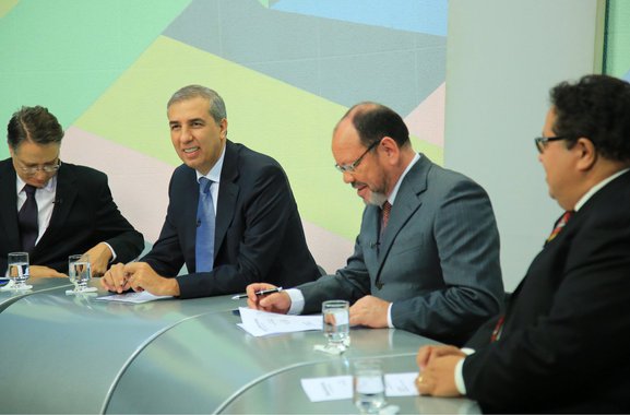 O governador José Eliton afirmou nesta terça-feira (10) ao Roda de Entrevista Especial, na nova TBC, que o diálogo com os servidores públicos do governo de Goiás será uma agenda perene, voltada para a valorização do funcionalismo e para a entrega de serviços públicos de qualidade; “Sempre, por onde passei, soube dialogar com as entidades representantes dos servidores; foi assim na Celg, na Secretaria de Desenvolvimento Econômico e na Secretaria de Segurança Pública, e será assim no governo”, declarou; Eliton disse, também, que “manter o pagamento dos salários do servidor em dia é prioridade”
