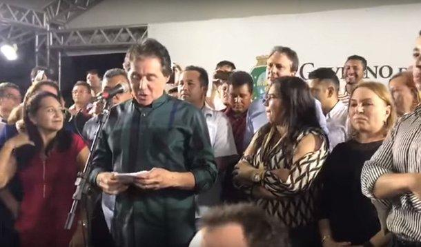O presidente do Senado, Eunício Oliveira (MDB), foi vaiado em Madalena, no interior do Ceará, durante evento para anunciar investimentos no município; ele é interrompido por gritos e tambores enquanto tenta citar os nomes das autoridades presentes; a deputada federal Gorete Pereira (PR) também foi ‘homenageada com solenes’ vaias pelo público presente; veja vídeos