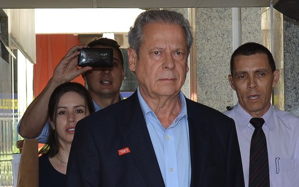 TRF-4 publicou na tarde desta sexta-feira (20) o acórdão do julgamento dos embargos infringentes do ex-ministro José Dirceu, no qual o ele foi condenado a 30 anos de prisão; com a publicação do acórdão, a defesa tem 10 dias corridos mais dois dias para apresentar o recurso de embargos de declaração sobre os embargos infringentes, que pode ou não ser aceito; em uma entrevista histórica para a jornalista Monica Bergamo, o ex-ministro José Dirceu relata que está preparado para a hipótese de entrar na cadeia para não sair nunca mais