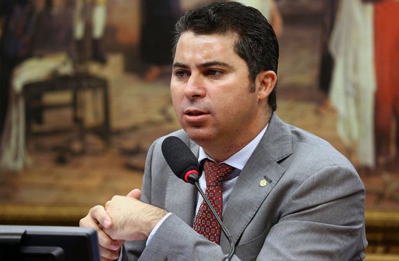 Justo no dia em que a vida de mais um travesti foi tirada com extrema violência, o deputado federal Marcos Rogério (DEM-RO), publicou um vídeo nas redes sociais para dizer que o Brasil não deve “avançar” na agenda de proteção aos LGBTs