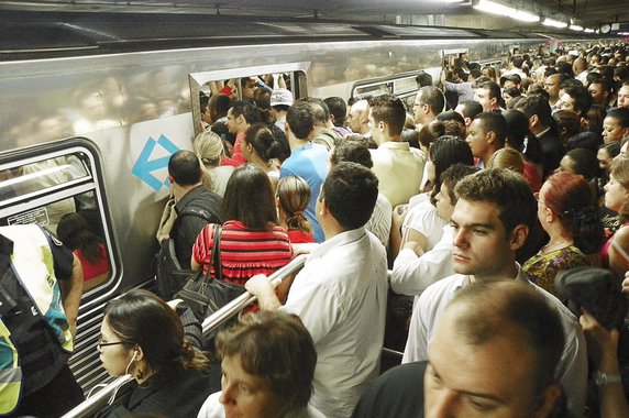Levantamento realizado com base nas informações dos relatórios de administração do Metrô de São Paulo mostram que se comparados os investimentos nos biênios 2013/2014 - e 2015/2016, o Metrô aplicou R$ 283,4 milhões no primeiro período e R$ 240,1 milhões, no segundo biênio, ou seja, houve uma queda de 15,28%
