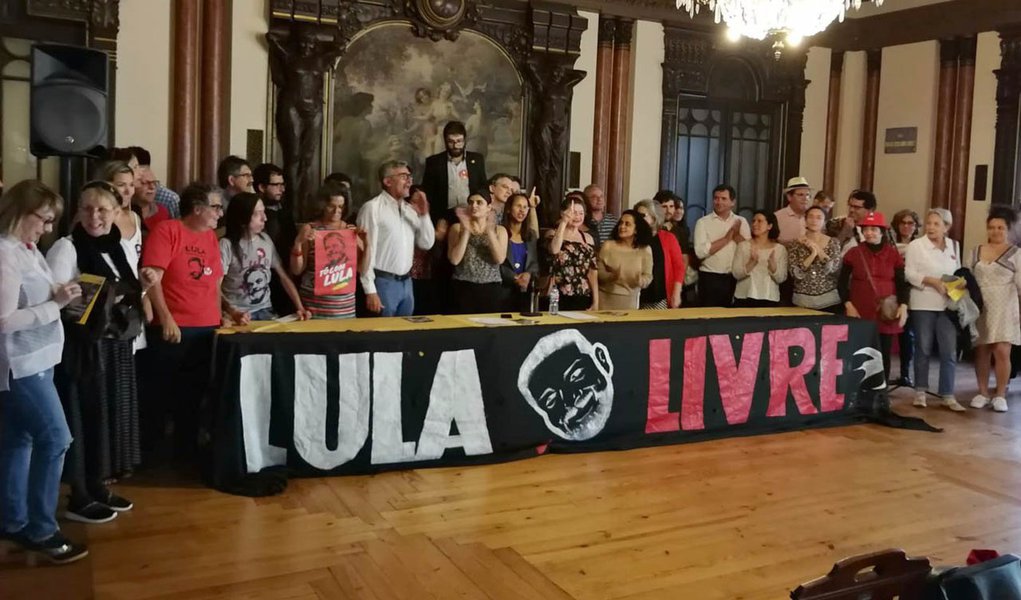 O Coletivo Andorinha (organização suprapartidária de esquerda) e o Núcleo do PT de Lisboa, juntamente com diversos movimentos sociais, sindicais, intelectuais e culturais, assim como partidos e agentes políticos, lançaram nesta quinta-feira, 14, o Comitê Internacional de Solidariedade a Lula e à Democracia no Brasil em Portugal; "Apoiar a liberdade de Lula é afirmar o compromisso com o pacto democrático e com a soberania popular", diz o manifesto