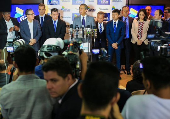 “As ocorrências caíram em 80% nas plataformas do Eixo Anhanguera com a implantação do batalhão nos terminais de ônibus”, informou o governador José Eliton durante entrevista coletiva realizada na manhã desta segunda-feira (7), na Sala de Situações do Palácio Pedro Ludovico; na oportunidade, ele fez um balanço que envolveu todos os setores de atuação do governo durante o primeiro quadrimestre de 2018; Eliton destacou os principais pontos positivos na área de segurança pública e apresentou números que consolidam queda nos indicadores de criminalidade