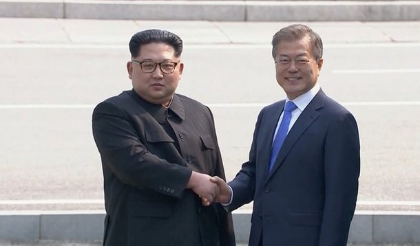 O presidente da Coreia do Norte, Kim Jong-un, atravessou a fronteira da Coreia do Sul para participar da cúpula com o presidente sul-coreano Moon Jae-in; os dois presidentes se cumprimentaram e posaram para fotos momentos antes do início da reunião oficial