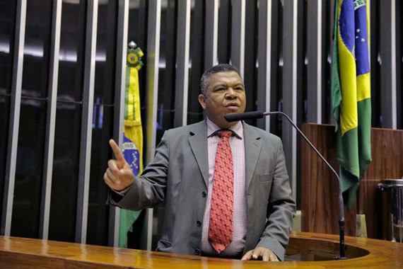 O deputado federal Valmir Assunção (PT-BA) diz que quem está bem posicionado do ranking do site políticos.org vota a favor da reforma trabalhista, do congelamento por 20 anos dos gastos públicos em saúde e educação, entregar o pré-sal e as riquezas do país; “Não faço questão de ter pontos positivos por votar contra o povo. Como se retirar direitos dos trabalhadores fosse algo bom e que deva receber avaliação positiva", diz