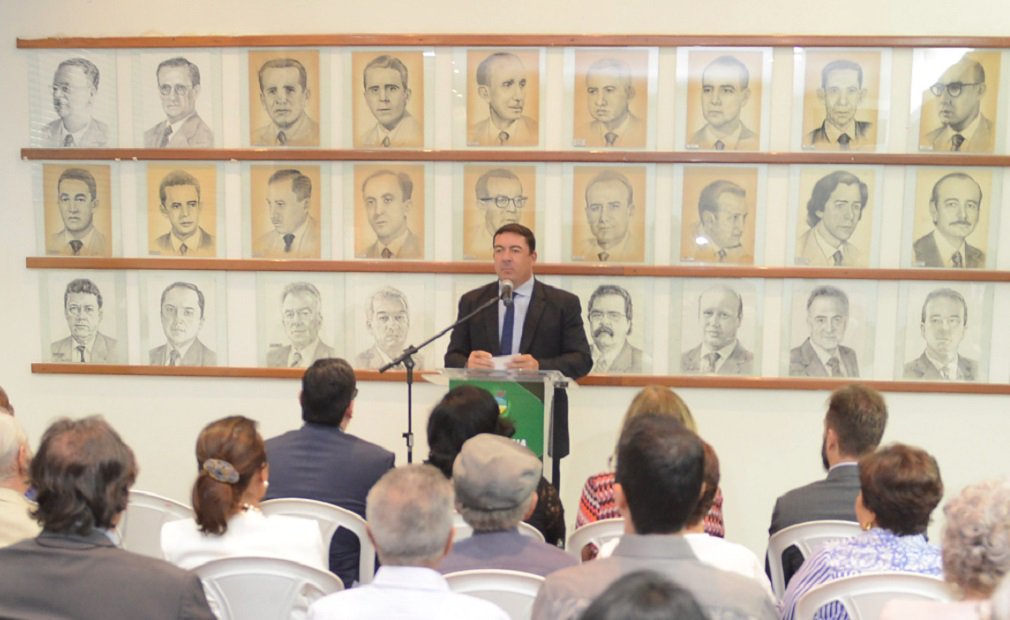 O presidente da Assembleia Legislativa, José Vitti (PSDB), incluiu nesta terça-feira, 19, os retratos de Hermógenes Ferreira Coelho e João D’Abreu, pintados pelo artista plástico Amauri Menezes, que ainda não constavam da galeria dos ex-presidentes da Casa; Vitti assinalou que o gesto foi um resgate histórico da memória do Poder Legislativo de Goiás e pediu perdão pela demora; “É uma correção histórica, que levo como um grande legado desses meus dois anos como presidente da Casa. Peço perdão às famílias e amigos dos ex-presidentes pela demora dessa justa homenagem”