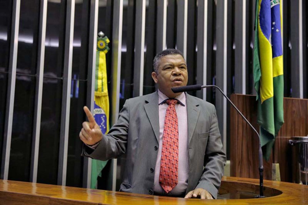 O deputado federal Valmir Assunção (PT-BA) diz que quem está bem posicionado do ranking do site políticos.org vota a favor da reforma trabalhista, do congelamento por 20 anos dos gastos públicos em saúde e educação, entregar o pré-sal e as riquezas do país; “Não faço questão de ter pontos positivos por votar contra o povo. Como se retirar direitos dos trabalhadores fosse algo bom e que deva receber avaliação positiva", diz