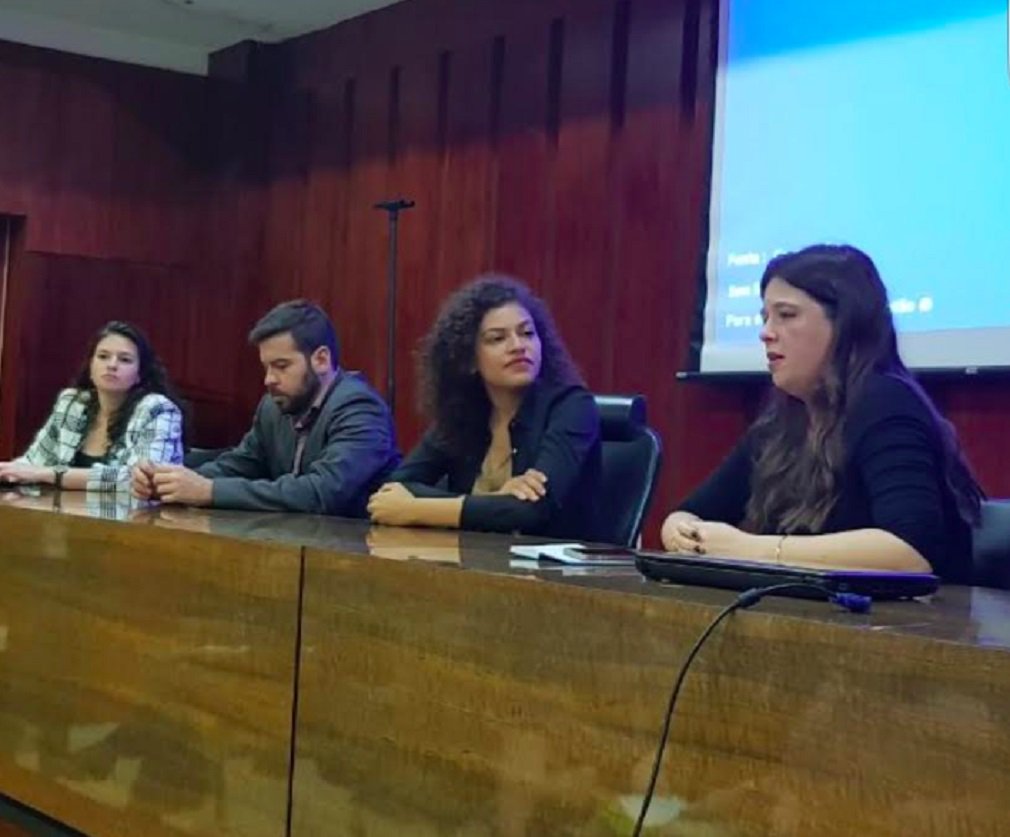A jornalista Fabiana Pulcineli, do jornal O Popular, fez palestra aos estudantes universitários que participam do projeto Politizar e elogiou a Assembleia Legislativa pela iniciativa, que ela classificou de "super positiva"; depois, pelas redes sociais, a jornalista parabenizou o presidente do Legislativo, José Vitti (PSDB), pelo evento; Vitti agradeceu a participação da jornalista. "Agradeço a Fabiana pela colaboração com o projeto e acompanhamento da nossa atuação pela TV Assembleia diariamente. Costumo dizer que ela é uma das nossas maiores audiências e isso reforça a importância da imprensa para o nosso trabalho na Casa", disse