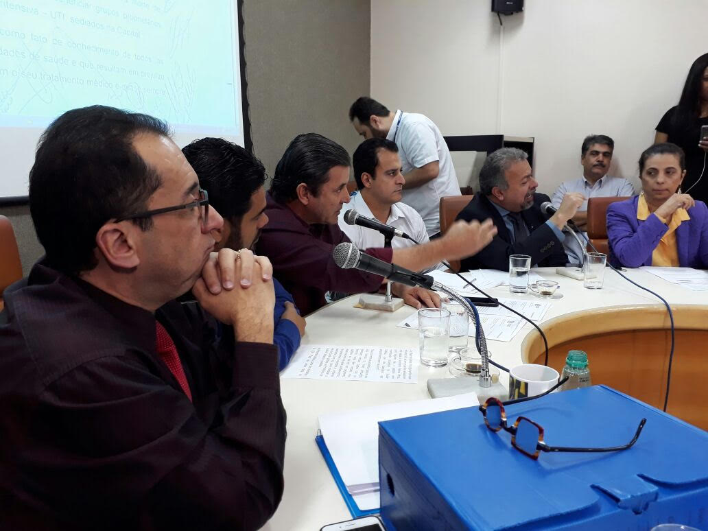 O vereador Jorge Kajuru (PRP) fez elogios à nova TV Brasil Central (TBC) por ser a única emissora de televisão que transmite, ao vivo, o 7º depoimento da secretária municipal de Saúde, Fátima Mrué, à Comissão Especial de Inquérito (CEI) da Câmara que investiga suspeitas de irregularidade na Saúde em Goiânia; elogio foi feito entre uma pergunta e outra à auxiliar do prefeito Iris Rezende (MDB); “É importante registrar que a TBC está fazendo ótimo trabalho, transmitindo tudo na íntegra. Estão fazendo televisão de qualidade”, afirmou Kajuru