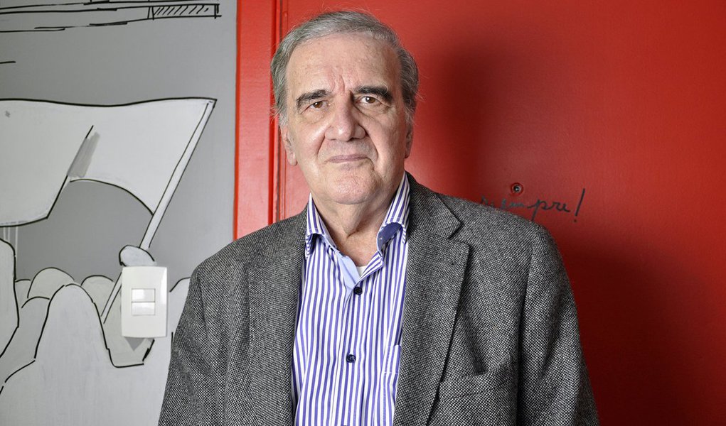 O economista Luiz Gonzaga Belluzzo apontou os erros da atual política econômica e apresentou soluções: "Temos 380 bilhões de reserva. Fazemos um fundo garantidor e realizamos as operações de financiamento. Se botarmos 30 bilhões, dá para fazer um programa de saída da crise", disse