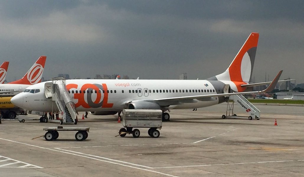 A Gol Linhas Aéreas registrou lucro líquido de R$ 147,5 milhões no 1º trimestre de 2018, 9,3% menor que o mesmo período do ano passado; a maior companhia aérea em voos domésticos do país informou que o resultado foi impactado pela taxa de câmbio e por despesas ligadas à emissão e aquisição de títulos