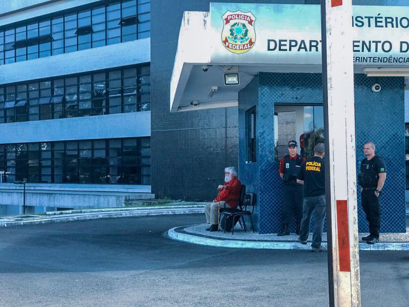 Leonardo Boff espera em frente à sede da PF em Curitiba para visitar o ex-presidente Lula