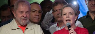 "Vamos assumir o que Lula falou. Ele diz que podem prender ele, mas não aprisionarão seus sonhos. E ele vai querer que o povo fale por ele. Vamos andar pelas suas pernas, pensar pela sua cabeça. Somos todos Lula", afirmou a presidente nacional do PT, senadora Gleisi Hoffmann (PR), durante ato em Curitiba; de acordo com a parlamentar, Lula "vai ser novo o novo melhor presidente da história do País"; "A prisão é política. A vigília não tem fim enquanto Lula estiver na PF, estaremos aqui", disse; "Liberdade de Lula é o resgate da nossa democracia"