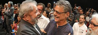 Personalidades como os cantores Chico Buarque e Martinho da Vila, o escritor Leonardo Boff e o jornalista Eric Nepomuceno fazem uma convocatória para o festival Lula Livre, marcado para acontecer no dia 28 de julho no Rio de Janeiro; "Pedir a imediata libertação de Luís Inácio Lula da Silva não significa apenas um gesto de solidariedade ao mais popular presidente deste nosso país", diz o texto; significa também um "gesto de exigência para que se respeite a Justiça, pilar básico de qualquer sistema minimamente democrático", afirma
 
 
