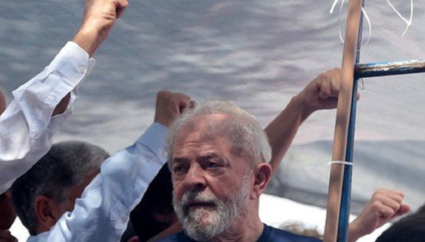 A deputada federal pelo PT-SP Ana Perugini, que estava na manhã desta sexta-feira (4) na vigília Lula Livre, no acampamento Marisa Letícia, afirmou em artigo no site da Rede Brasil Atual que a república de Curitiba desconhecia a grandeza do ex-presidente Luiz Inácio Lula da Silva e foi pega de surpresa: “creio que a própria Polícia Federal não conhecia o tamanho de Lula; vi a grandeza de um presidente em vida se tornar uma ideia, que em vida foi carregado pelo povo; ele saiu carregado e quando chegou a Curitiba já tinha gente esperando; ele é muito grande e não haverá processo democrático sem a presença de Lula; é vergonhoso infringir as leis, prender para (ele) não concorrer; a grandeza de Lula surpreendeu a república de Curitiba”
