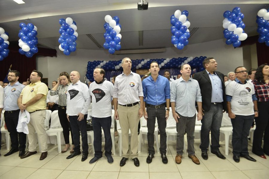 Está nascendo na base aliada, de forma natural, um movimento novo de apoio ao projeto do procurador Demóstenes Torres, agora filiada ao PTB; cauteloso, Demóstenes tem afirmado que não quer ser candidato “na marra”; Sua postulação é ao Senado e tem muita gente na base já simpática aos anseios de Demóstenes