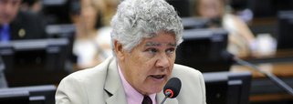 "Popularidade de Temer é como rabo de cavalo: só cresce para baixo! No Datafolha, conseguiu cair de 6% para 3%. Candidato presidencial que apoiou sua subida ao poder, diretamente ou através de seu partido, vai dizer o quê?", questionou o deputado federal Chico Alencar (Psol-RJ) no Twitter