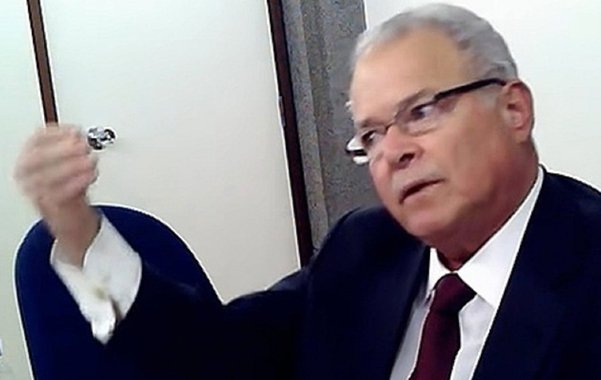 Com a empresa sob risco de recorrer a recuperação extrajudicial se não conseguir R$ 2,5 bi emprestados nos próximos dias, Emilio Odebrecht comanda nesta sexta-feira (27), em Salvador, a última reunião como presidente da empresa fundada por seu pai, cumprindo acordo de sua delação premiada