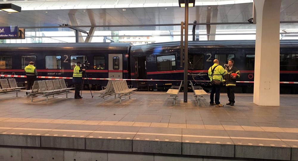  Pelo menos 54 pessoas ficaram feridas em uma colisão de trem de passageiros na principal estação ferroviária da cidade austríaca de Salzburgo, segundo informou a mídia local nesta sexta-feira (20); incidente ocorreu durante a madrugada, informou o jornal Salzburgo Nachrichten; acidente envolveu um comutador que ligava os vagões de um trem que havia chegado de Veneza a um trem com destino a Zurique, segundo informou o jornal