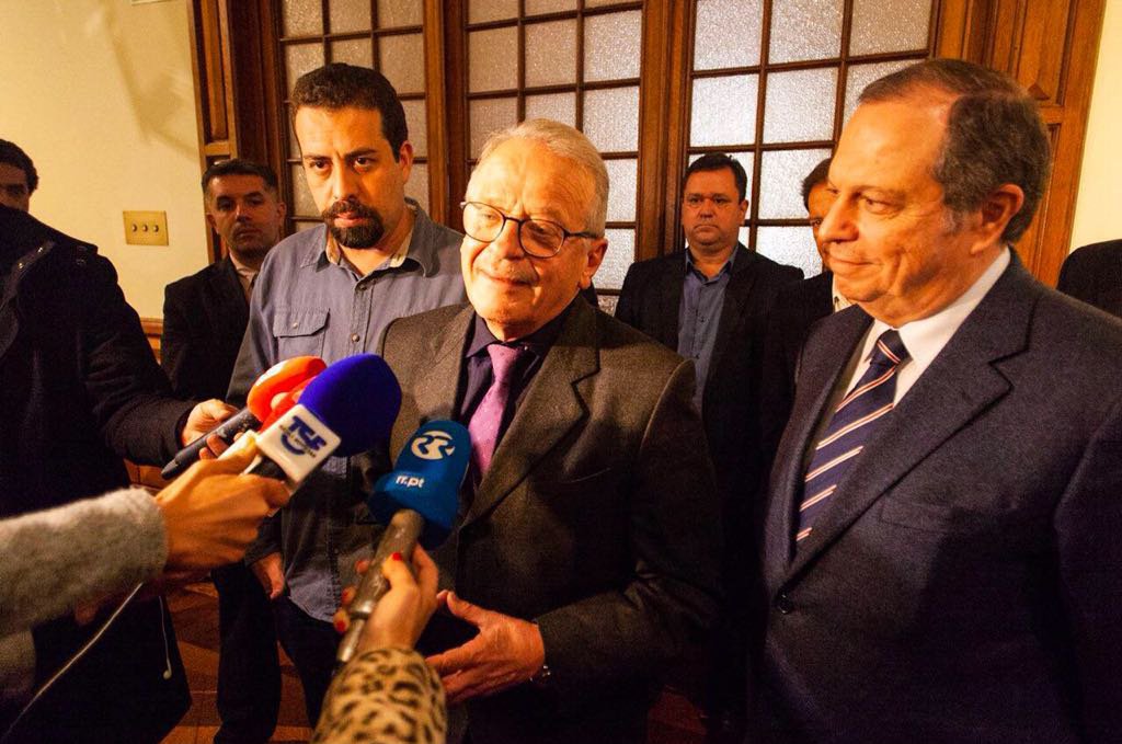 Em entrevista ao jornal Público, de Lisboa, o ex-ministro Tarso Genro analisa que no Brasil há duas tarefas essenciais para a centro-esquerda; "A primeira é construir um ambiente político de unidade, para defender a democracia e um novo modelo de desenvolvimento econômico. A segunda, como símbolo da recuperação republicana e democrática do Brasil, é defender o Presidente Lula, que hoje é um preso político, alvo de um processo de exceção, distorcido pelo poder judicial”, diz Genro