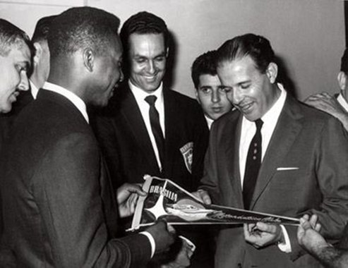 Um trecho do livro de João Vicente Goulart, filho do ex-presidente João Goulart, deposto por nosso outro golpe, o de 1964, exemplifica um pouco o que está em jogo quando o assunto futebol cruza a política brasileira; Vicente conta uma história entre Jango e Pelé, quando em um amistoso no Uruguai; Piazza foi dar um abraço em Jango e deu falta de Pelé; o relato de João Vicente revela o porquê