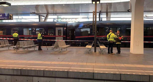  Pelo menos 54 pessoas ficaram feridas em uma colisão de trem de passageiros na principal estação ferroviária da cidade austríaca de Salzburgo, segundo informou a mídia local nesta sexta-feira (20); incidente ocorreu durante a madrugada, informou o jornal Salzburgo Nachrichten; acidente envolveu um comutador que ligava os vagões de um trem que havia chegado de Veneza a um trem com destino a Zurique, segundo informou o jornal