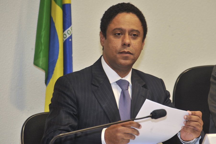 Para o deputado federal Orlando Silva (PCdoB-SP), ao decidir apresentar-se à PF, o ex-presidente Lula atua “para reestabelecer uma harmonia no país, interrompendo esse ciclo de radicalização”; “A decisão [de condená-lo] será revertida quando o julgamento for feito em instâncias superiores. Nós acreditados que foi, sim, um processo cheio de imprecisões, um processo viciado, e a convicção que ele tem, e que nós temos, é que haverá uma revisão dessa decisão no âmbito superior da Justiça”, acrescentou