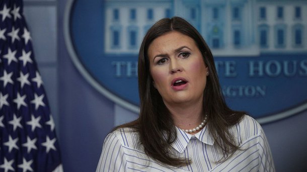 Os Estados Unidos culparam nesta sexta-feira o governo sírio por um ataque mortal com armas químicas neste mês e criticaram a Rússia por falhar em parar seu aliado, o presidente sírio Bashar al-Assad; "Temos uma confiança muito alta de que a Síria foi responsável, e mais uma vez, o fracasso da Rússia em pará-los e sua contínua falta de ação nesta frente têm sido parte do problema", disse a porta-voz da Casa Branca, Sarah Sanders