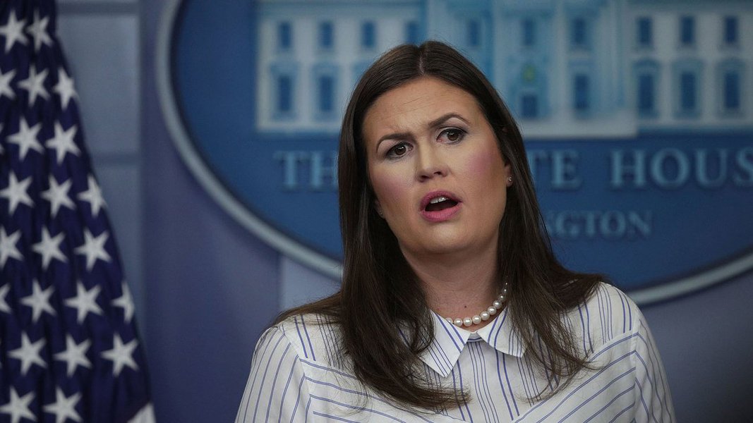Os Estados Unidos culparam nesta sexta-feira o governo sírio por um ataque mortal com armas químicas neste mês e criticaram a Rússia por falhar em parar seu aliado, o presidente sírio Bashar al-Assad; "Temos uma confiança muito alta de que a Síria foi responsável, e mais uma vez, o fracasso da Rússia em pará-los e sua contínua falta de ação nesta frente têm sido parte do problema", disse a porta-voz da Casa Branca, Sarah Sanders