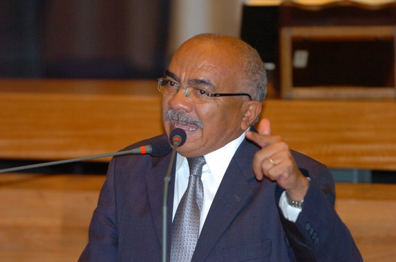 Da Tribuna da Câmara Legislativa, o líder do PT, deputado Chico Vigilante, repudiou com veemência as declarações do juiz da 2ª Vara Criminal de Petrópolis, Afonso Henrique Castrioto Botelho, que incitou a violência contra a presidenta do PT, Gleisi Hoffmann; "É um juiz incitando a violência, a intolerância e o ódio nesse país. Isso não pode acontecer. Eu exijo que o Conselho Nacional de Justiça tome medidas imediatas contra esse homem que jamais deveria ter assumido a posição de juiz", criticou o deputado distrital