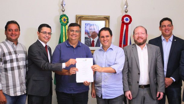 O governador Flávio Dino (PCdoB), acompanhado pelo presidente da Assembleia Legislativa, deputado Othelino Neto (PCdoB), assinou a ordem de serviço, no valor de R$ 2 milhões, para realização da reforma e ampliação do Hospital Municipal Clementino Moura, em São Luís; Dino também confirmou o início da construção do novo hospital de grande porte que atenderá toda a região Metropolitana