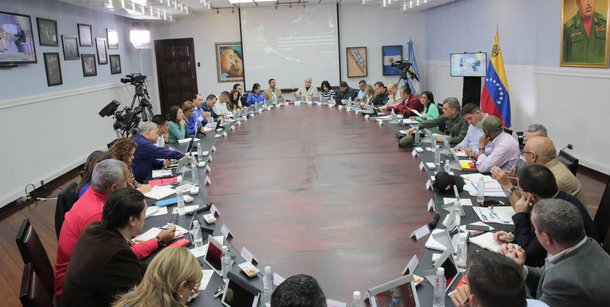 Durante reunião do Conselho de Ministros, realizada neste sábado (23) no Palácio de Miraflores, em Caracas, foram lançadas as bases para a implementação das novas linhas estratégicas destinadas a consolidar a nova etapa da Revolução Bolivariana, informou o vice-presidente para Comunicação e Cultura, Jorge Rodriguez