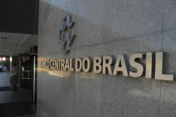 A previsão feita em outubro era de que o equilíbrio nas contas seria alcançado em 2021; o anúncio da nova expectativa para o superávit ocorre uma semana depois de o governo federal ter proposto manter o déficit de R$ 139 bilhões nas contas públicas em 2019, com valores negativos até 2021; FMI também estima que a dívida bruta chegue a 87,3% do PIB neste ano