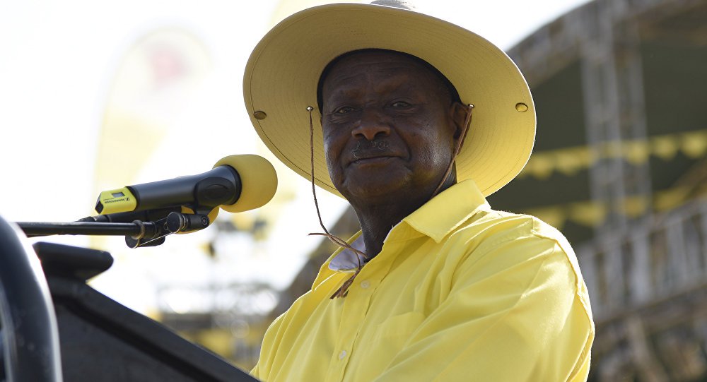 
O presidente de Uganda, Yoweri Museveni, conhecido por suas críticas a "práticas sexuais não tradicionais", impôs proibição do sexo gay consensual em Uganda, colocando em prática uma das mais severas penalidades para o ato no mundo; em seu último discurso, ele criticou as práticas sexuais "promovidas por pessoas de fora", alertando os cidadãos de seu país para não se envolverem nos atos; ele esclareceu sua postura firme sobre a prática "não tradicional" dizendo que a "boca é para comer, não para sexo"
