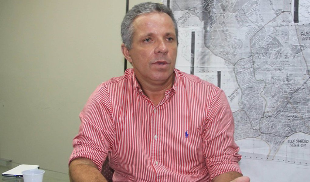 Operação realizada pelo Grupo de Ação Estadual de Combate às Organizações Criminosas (Gaeco) resultou na prisão do ex-prefeito de Viçosa, em Alagoas, Flaubert Torres Filho, e do seu ex-secretário de Finanças, Maxwel Carnaúba Passos; de acordo com o MP, o ex-prefeito é acusado de ter concedido diárias para viagens que nunca existiram, desviando dinheiro dos cofres públicos