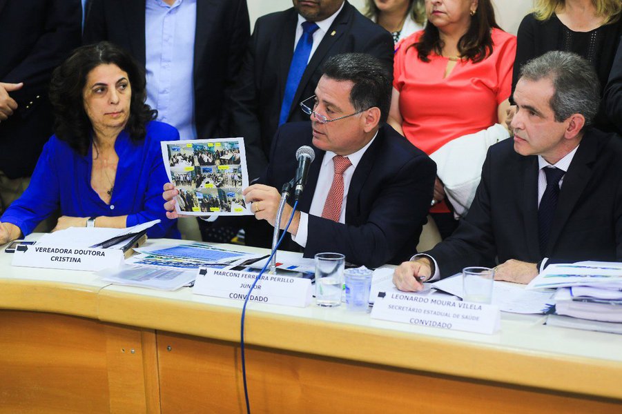 Convidado a falar sobre as obras e investimentos em Saúde realizados em suas quatro gestões, o ex-governador Marconi Perillo (PSDB) esteve na Câmara de Vereadores de Goiânia nesta sexta-feira (20) para esclarecer as dúvidas sobre os investimentos realizados por ele no setor desde 1999; em pronunciamento na CEI da Saúde da Capital, criada para averiguar a crise nas unidades de atendimento da Prefeitura, Marconi respondeu, durante quatro a horas, a todas as perguntas feitas pelos vereadores; ex-governador demonstrou que o governo de Goiás cumpre rigorosamente a vinculação constitucional, aumentou o número de antedimentos em todas as áreas e ampliou o número de leitos, em especial o de UTIs, que praticamente dobrou
