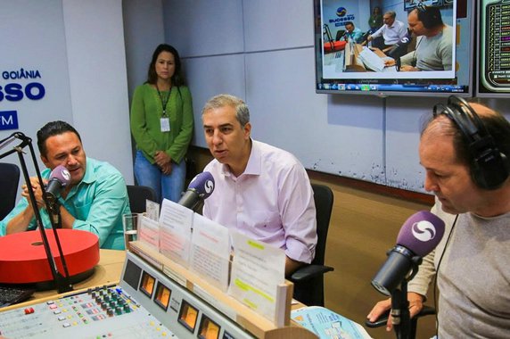 Em entrevista para a Rede Sucesso de Rádio transmitida para Goiânia e interior do Estado, o governador José Eliton (PSDB) afirmou nesta terça-feira (12) que a base aliada estadual está "unida e comprometida" com o projeto político-administrativo proposto pela coalização para as eleições estaduais deste ano; "A base toda já está muito comprometida e muito convicta de que o melhor projeto para o Estado de Goiás é o projeto que foi iniciado em 1999, pelo ex-governador Marconi Perillo, e que está tendo sequência conosco, garantindo as conquistas observadas pela população e propiciando avanços importantes”, afirmou, em referência à sua candidatura à reeleição