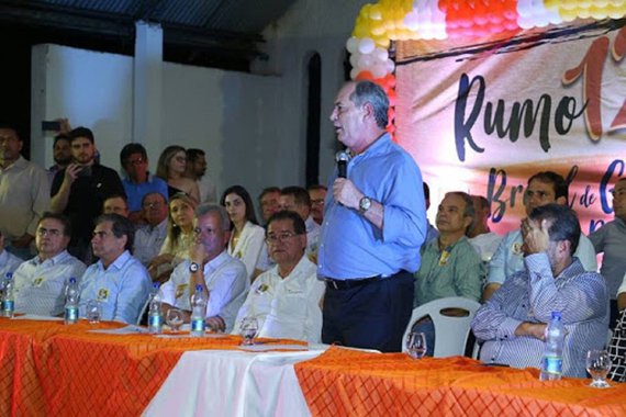O PDT do presidenciável Ciro Gomes tenta retomar, nesta quinta-feira (12), na região Norte, as caravanas "Rumo 12", do seu pré-candidato no interior do Ceará. O objetivo da caravana é consolidar nome de Ciro como candidato, melhorando seu desempenho no Ceará, onde o ex-presidente Lula lidera, com larga vantagem, em todas as pesquisas feitas até agora