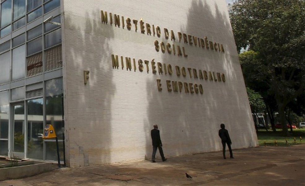 Eduardo Anastasi, secretário do Ministério do Trabalho, suspendeu 187 processos e autorizações para novos sindicatos a título de apuração de fraudes; só que esse mesmo secretário é investigado por enriquecimento ilícito durante o período que trabalhou na Secretaria dos Transportes; a Procuradoria Geral do estado diz que não há problema