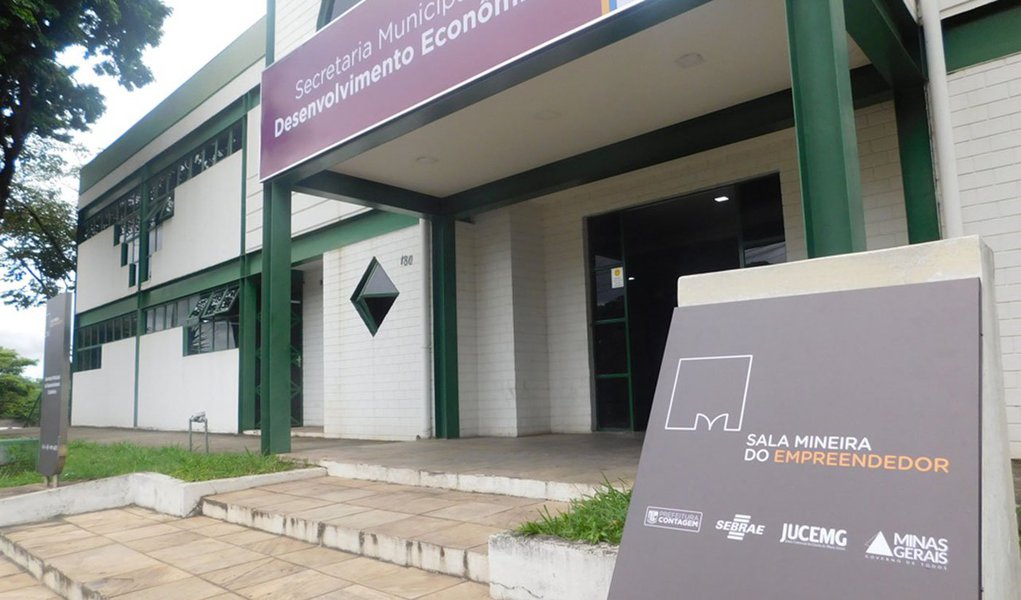 Fruto da parceria entre o governo de Minas, por meio da Junta Comercial do Estado (Jucemg), Sebrae e prefeituras, a Sala Mineira do Empreendedor já está implantada em quase 200 municípios; ela tem o objetivo de melhorar e simplificar o ambiente de negócios em todo o estado, além de facilitar o surgimento de novas empresas, aumentar a competitividade e promover o desenvolvimento sustentável dos empreendimentos