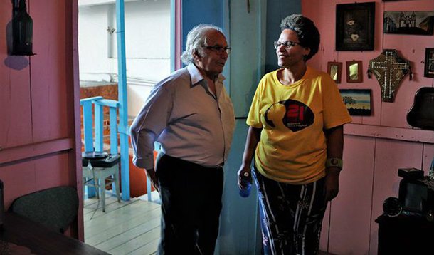 Na Favela da Maré, Zona Norte do Rio, a convite da Comissão Popular da Verdade — iniciativa que visa acompanhar as ações da intervenção federal no Rio de Janeiro para denunciar violações de direitos humanos, da qual é uma espécie de padrinho —, o argentino Adolfo Pérez Esquivel, Prêmio Nobel da Paz em 1980, se posicionou contra a presença das Forças Nacionais no Rio e mostrou indignação com a execução da vereadora Marielle Franco (PSOL) e do motorista Anderson Gomes: "Há uma necessidade cada vez mais urgente de apuração do crime, que se trata de um ataque ao povo brasileiro e à democracia"