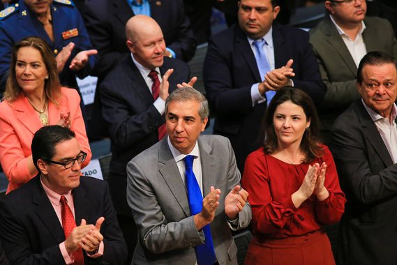 Ao empossar na manhã de hoje quinze novos auxiliares do primeiro escalão, o governador Zé Eliton afirmou que a gestão deve ser focada no ser humano, na sensibilidade de ouvir as demandas do povo e no equilíbrio das contas públicas; “É nossa obrigação e meta o foco no ser humano, no cidadão e na melhoria de vida das pessoas. Peço a cada secretário: tenham sensibilidade com as pessoas, com os mais simples. Sensibilidade de ouvir as demandas de todos. Estejam sempre atentos ao clamor popular”, afirmou