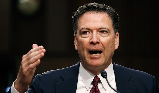 Ex-diretor do FBI James Comey disse que a maneira como o presidente dos Estados Unidos, Donald Trump, lidera é "bastante semelhante" a de um chefe de máfia;"Não quero dizer no sentido de que Donald Trump está por aí quebrando pernas ou intimidando comerciantes. Quero dizer no sentido de que (quando) ele lidera, é tudo sobre o chefe", afirmou; Comey disse ainda que Trump parece não ter pontos de referência externos em sua vida, como religião e história, necessários para ser um líder ético