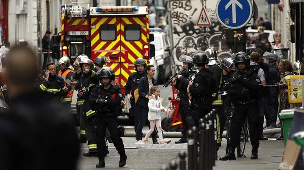 Um homem armado fez 3 pessoas de reféns em Paris e uma grande operação policial foi montada para acompanhar a situação; os motivos do homem ainda são desconhecidos mas, segundo a polícia, não parece ser um caso de terrorismo; três pessoas, incluindo uma mulher grávida, foram feitas de reféns e o agressor, que supostamente teria uma bomba e uma arma, pediu para ser colocado em contato com a embaixada iraniana
