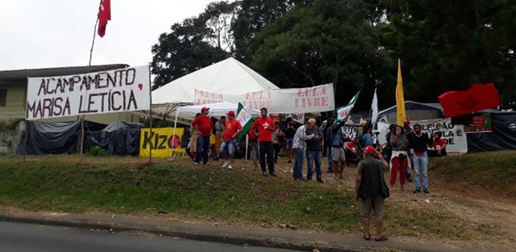 Diante de mais uma ataque aos apoiadores de Lula, que estão acampados em Curitiba, aumenta a nossa certeza de que o fascismo está entre nós. A incitação ao ódio, a intolerância e a prática de crimes "do bem", tem se naturalizado em muitos discursos anti esquerda, mas, é louvada com mais fervor e ardor, no proselitismo político praticado pelo ícone da extrema direita, Jair Bolsonaro