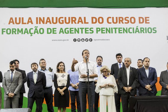 O governador Camilo Santana (PT) comandou nesta quarta-feira (18) a solenidade de abertura do curso de formação para 1.695 candidatos a agente penitenciários no Ceará. Os participantes serão submetidos a período de aulas até o dia 30 de maio, com aplicação do exame final em 3 de junho. Serão selecionados mil alunos para a carreira de agente. Os outros 695 seguirão para o cadastro de reserva. “Novos mil agentes significam o aumento de quase 50% do atual efetivo. Temos hoje cerca de 2.150 agentes. O sistema precisa de um reforço grande, necessita de uma ampliação, e esse é o objetivo desse concurso”, afirmou o chefe do Executivo estadual